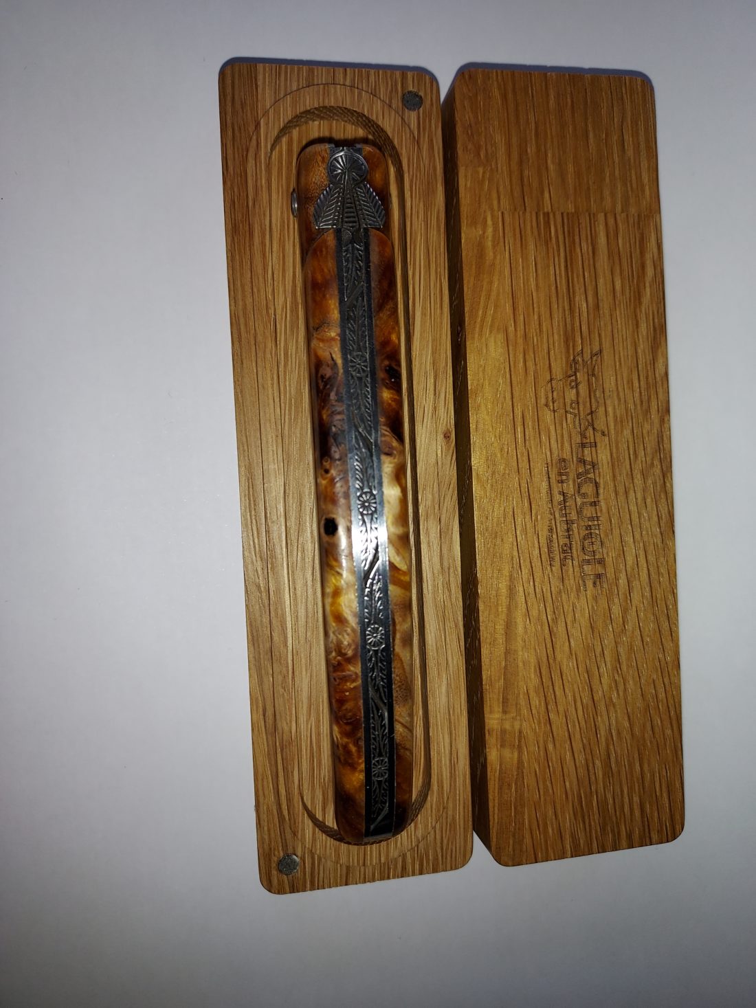 Couteau pliant LAGUIOLE, lame 12cm Damas Japonais, loupe de peuplier